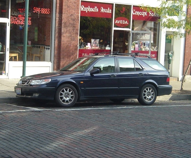 blue-Saab-wagon